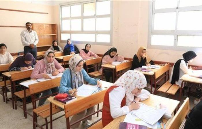طلاب الثانوية العامة بالإسكندرية يؤدون امتحان الرياضة البحتة وعلم النفس