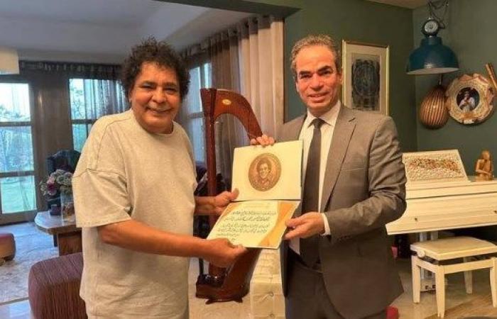 الفنان محمد منير يتسلم وسام ماسبيرو للإبداع