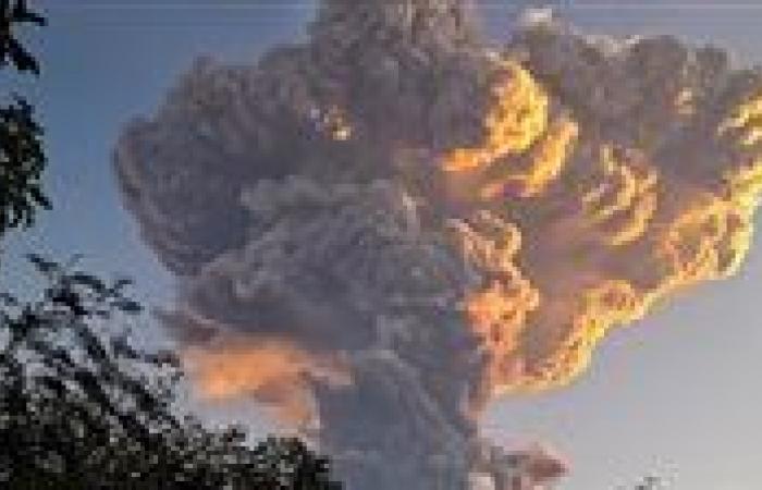 إلغاء 24 رحلة جوية بمطار بالي بسبب ثوران بركاني