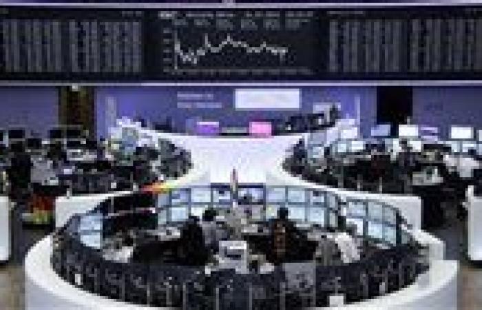 البورصات الأوروبية تغلق على تباين وسط ترقب المستثمرين لتطورات المحادثات التجارية