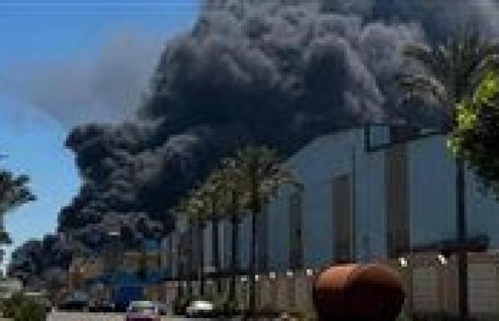 حريق يلتهم مصنع لصناعات الإسفنج بدمياط.. والدفع بـ20 سيارة إطفاء