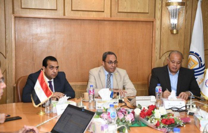 محافظ قنا يستقبل فريق مشروع «حيّنا» لمتابعة مستجدات الإدارة المالية العامة والبنية التحتية