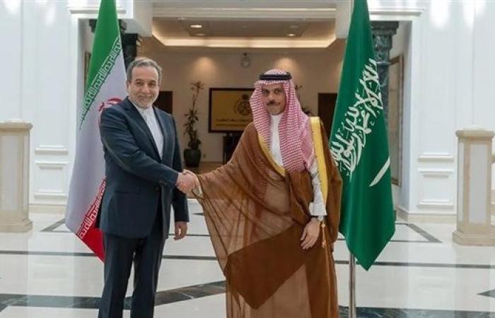 وزيرا خارجية السعودية وإيران يبحثان جهود تعزيز الأمن والاستقرار الإقليمي