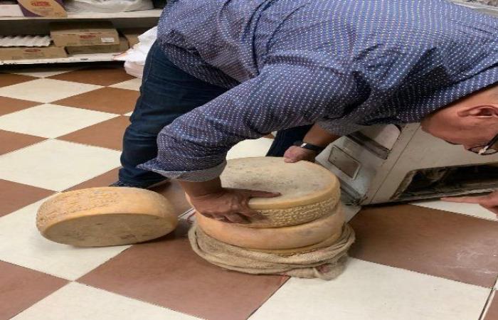 ضبط ٤٥ كيلو جرام جبنة رومي منتهية الصلاحية داخل أحد المحال ببورفـــؤاد