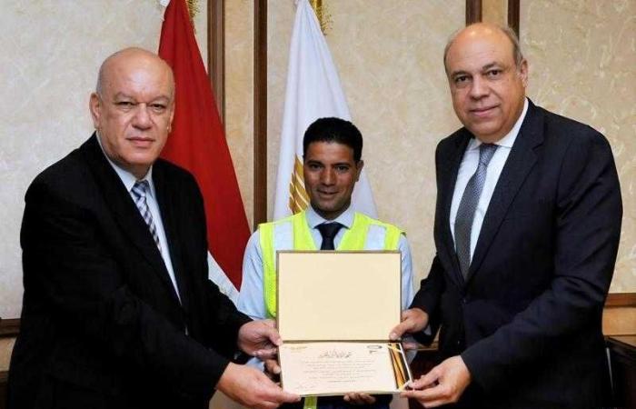 وزير الطيران المدني يُكرّم موظفًا بمطار القاهرة الدولي لأمانته ويُشيد بالتزامه بأخلاقيات و قيم العمل