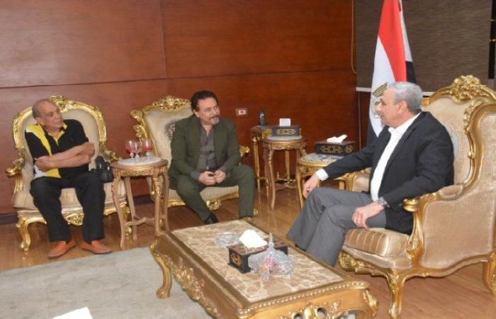 المسرح القومي يُسدل ستاره في طنطا.. ومحافظ الغربية يتسلم درع المهرجان