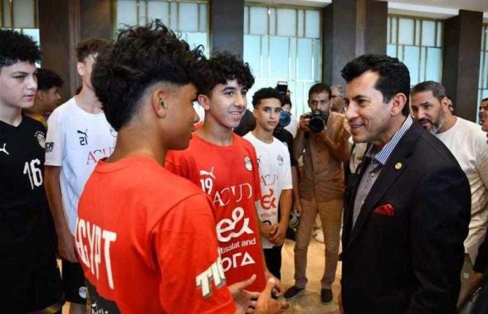 وزير الرياضة يزور معسكر منتخب ١٧ سنة.. ويطمئن على استعداداته لكأس العالم