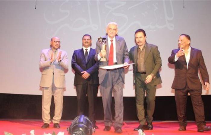 المهرجان القومي للمسرح يختتم فعاليات جولاته بالغربية ويكرم منهدس الديكور سمير زيدان