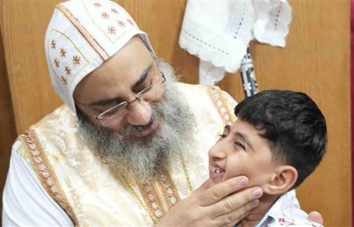 الأنبا فيلوباتير يترأس قداس الجمعة بكنيسة مارمينا والبابا كيرلس بنزلة النخل
