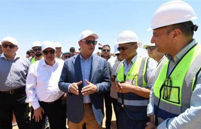 وزير الإسكان يتابع تطوير محاور الطرق بمدينة السادات