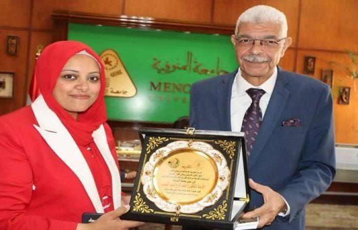 تكريم رئيس جامعة المنوفية لدعمه المواهب الأدبية الشابة