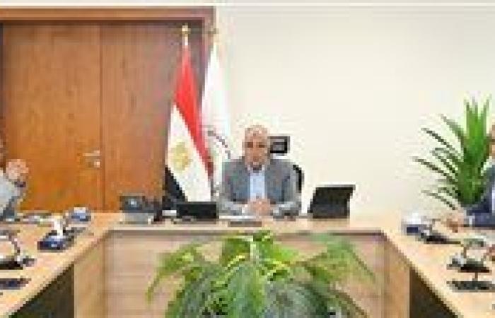 وزير الري يوجه بالاستفادة من التطور التكنولوجي وتوظيف الأساليب الحديثة