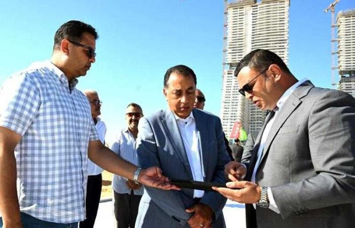 رئيس الوزراء يتفقد أعمال مشروعات ”أبراج الداون تاون” و”داون تاون لاجون” بمدينة العلمين الجديدة