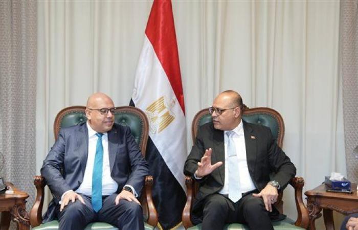 وزير العمل يلتقي وفدًا من شركة "يزاكي مصر للأنظمة الكهربائية"
