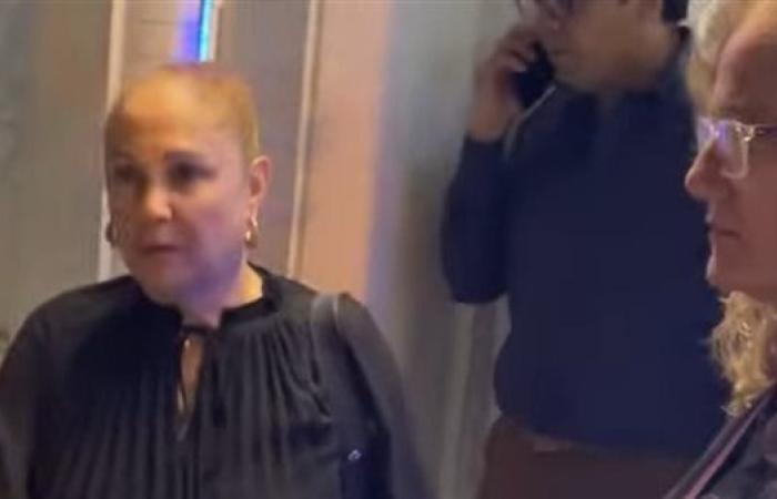 ظهور صادم لـ الفنانة شيرين من عزاء المخرج سامح عبد العزيز