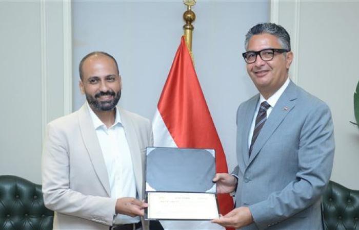 وزير التموين يكرم صاحب أفضل فكرة عبر "منصة حوار" لتتبع السلع الغذائية