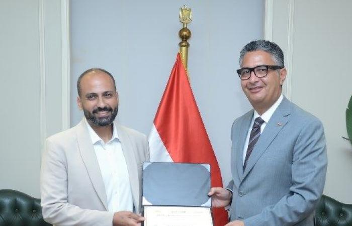 وزير التموين يكرم صاحب أفضل فكرة عبر "منصة حوار" بتتبع السلع الغذائية