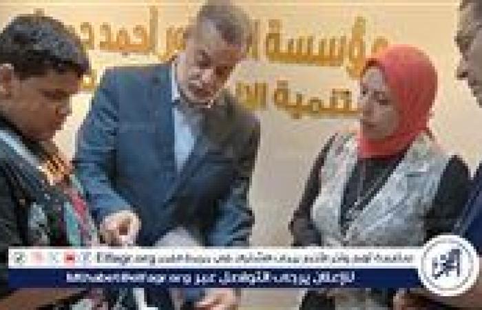 محافظ أسيوط يوجه بتسليم عصا ذكية لطالب بمدرسة النور للمكفوفين