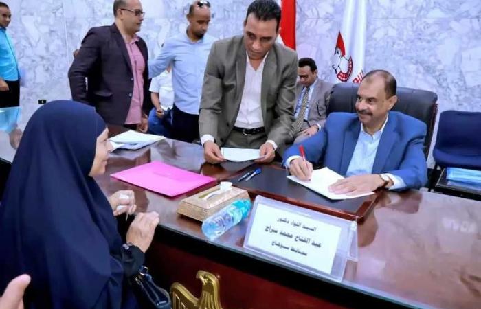 محافظ
      سوهاج
      يعقد
      اللقاء
      الجماهيري
      الأسبوعي
      للاستماع
      إلى
      شكاوى
      وطلبات
      المواطنين