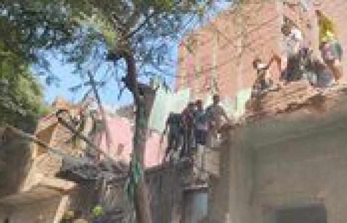 تسللوا لسرقة خشب.. إصابة 4 عمال في انهيار عقار خالٍ من السكان بمصر القديمة