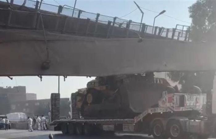 انهيار جزئي لكوبري مشاة طوخ إثر اصطدام سيارة نقل ثقيل محملة بـ "لودر"