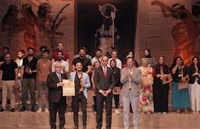 رئيس جامعة دمنهور يحتفي بالطلاب الفائزين في ملتقى حور للفنون ويعلن توصيات الدورة الرابعة للملتقى