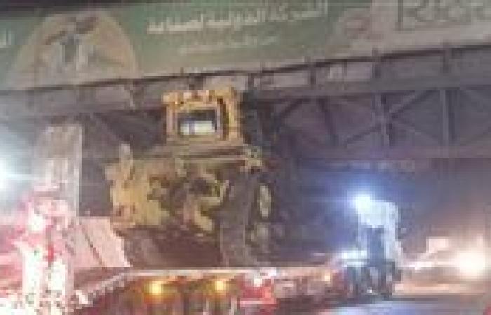 سقوط كوبري مشاة بطوخ بعد اصطدام سيارة نقل به على الطريق الزراعي (صور)