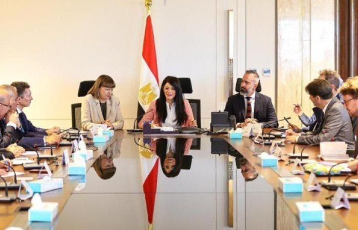 وزيرة التخطيط تعقد اجتماعًا موسعًا مع منظمات الأمم المتحدة ومؤسسات التمويل الدولية والدول الصديقة