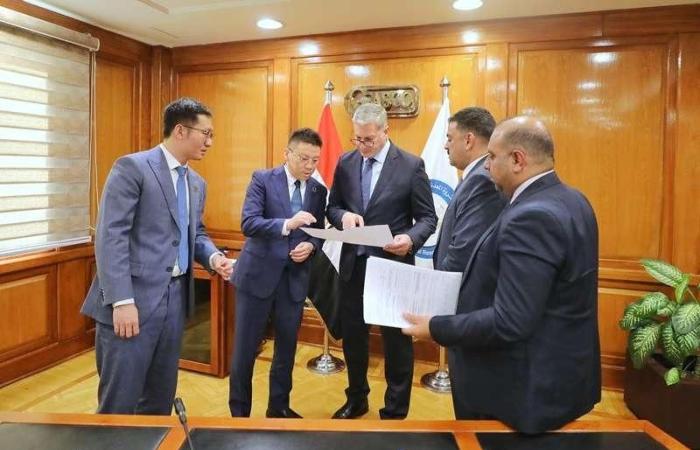 وزير البترول يشهد توقيع مذكرة تفاهم بين هيئة الثروة المعدنية وشركة آسيا بوتاش الصينية