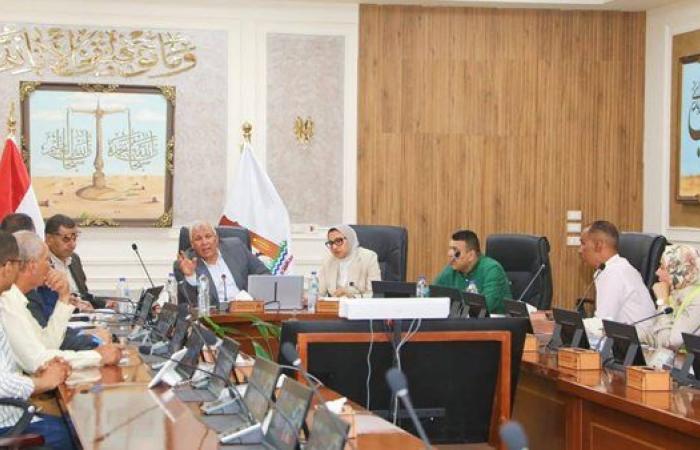 محافظ الوادي الجديد يعقد اجتماعًا لبحث موقف ملفات التقنين والتصالح