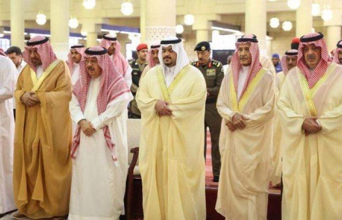 شاهد.. نائب أمير الرياض يؤدي صلاة الميت على الأمير الوليد بن خالد بن طلال