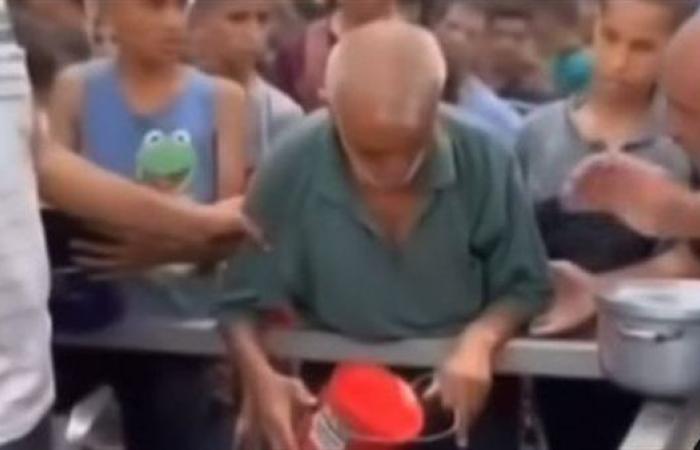 واقعة مأسوية.. مسن فلسطيني يشعل السوشيال ميديا عقب سقوطه من الجوع في طابور طعام بغزة