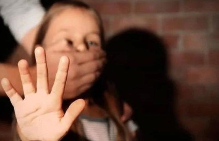 «علقة موت».. أب يعتدي على ابنته بالضرب المبرح بالإسماعيلية.. فيديو