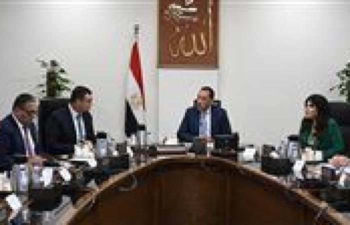 مدبولى يتابع موقف تقنين الأراضي المضافة لعدد من المدن الجديدة