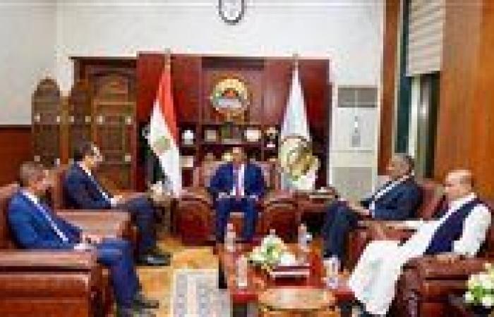 رئيس «جهار» يبحث مع محافظ مطروح سُبل دعم المنشآت الصحية استعدادًا لتطبيق التأمين الصحي الشامل