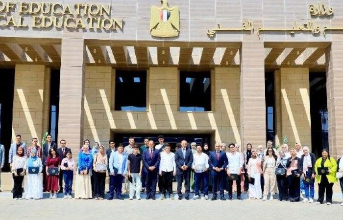 «مصدر فخر واعتزاز للدولة المصرية».. وزير التعليم يكرم أوائل الثانوية العامة ويشيد بتفوقهم وتميزهم