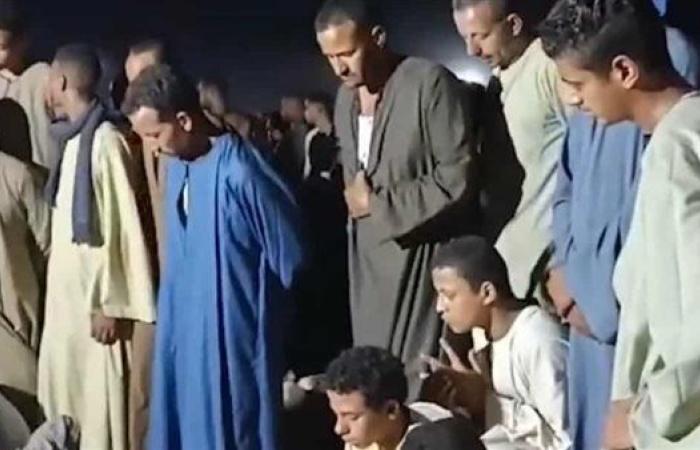 بالصور.. تشييع جثمان والد «أطفال دلجا الستة» في ليلة حزينة عنوانها: «لقاء الأحبة»