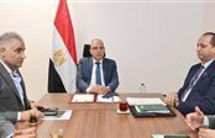 وزير الري يتابع أعمال إزالة الحشائش وورد النيل والتعديات على مجرى نهر النيل