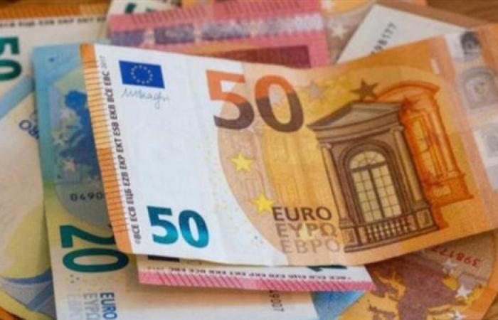 ارتفاع طفيف في سعر الدولار مقابل الدينار العراقي.. اليوم الأحد وسط استقرار في محال الصرافة