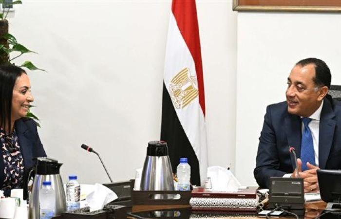 بالصور.. رئيس الوزراء يُتابع مع وزيرة التضامن الاجتماعي عددا من ملفات العمل