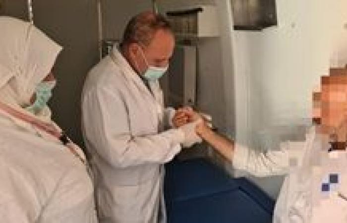 الكشف على 889 مواطنا خلال قافلة طبية مجانية بقرية الأمل بأبو المطامير من خلال 5 عيادات متخصصة وصرف العلاج بالمجان