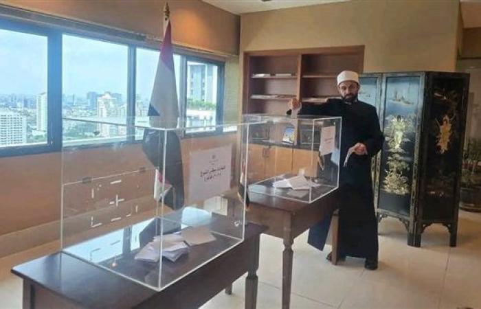 بالتقاط الصور التذكارية.. المصريون في تايلاند يوثقون مشاركتهم في انتخابات الشيوخ