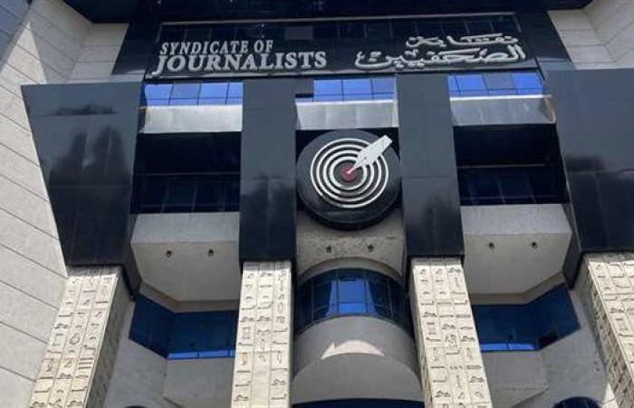 نقابة الصحفيين تدين التظاهر أمام سفارة مصر في تل أبيب: "خيانة لدماء الشهداء"