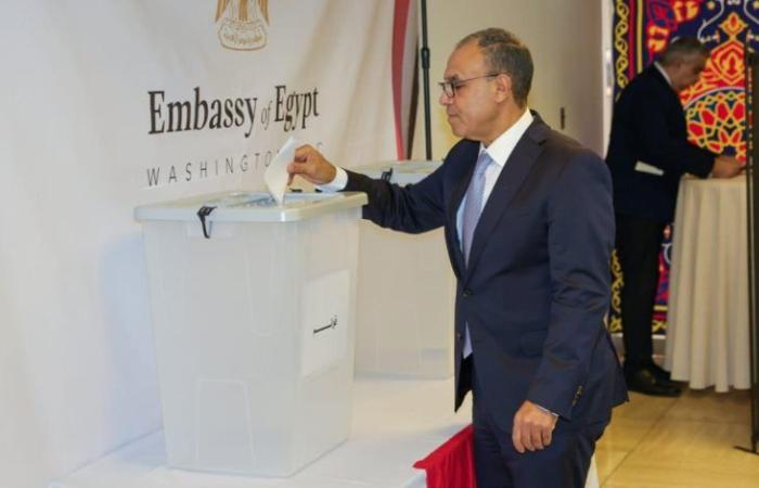 وزير الخارجية أول من يدلى بصوته فى انتخابات الشيوخ من مقر السفارة المصرية بواشنطن "صور"