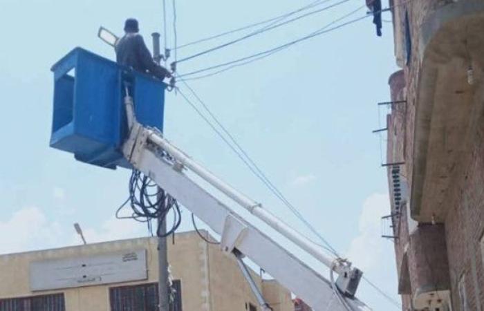 صيانة الإنارة العامة بمحيط لجان انتخابات الشيوخ بالمنوفية