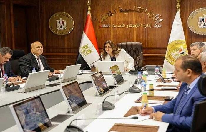 وزيرة التنمية تتابع سير العملية الانتخابية مع السادة المحافظين من مركز سيطرة الشبكة الوطنية للطوارئ والسلامة