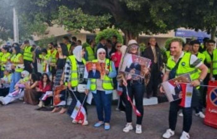 انتظارا لبدء التصويت .. اصطفاف المواطنين أمام لجان الوايلى و15 مايو للمشاركة بانتخابات الشيوخ.. صور