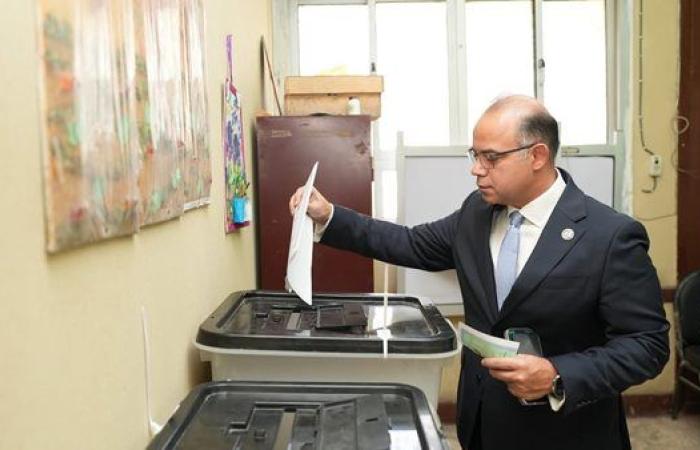 رئيس الهيئة العامة للرقابة المالية يُدلي بصوته في انتخابات مجلس الشيوخ 2025