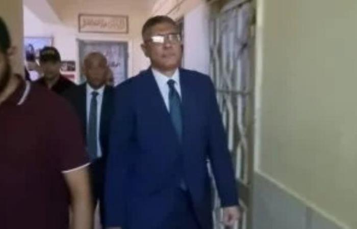 محافظ الجيزة يتابع سير العملية الانتخابية ميدانيًا بأحياء الدقي وجنوب الجيزة