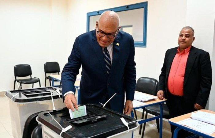 مصر.. رئيس الهيئة العربية للتصنيع يدلي بصوته في انتخابات مجلس الشيوخ 2025
